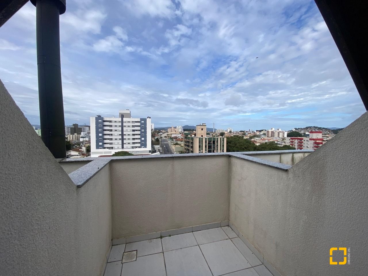 Cobertura com 99m², 6 quartos (sendo 3 suítes), 2 garagens, no bairro Capoeiras em Florianópolis