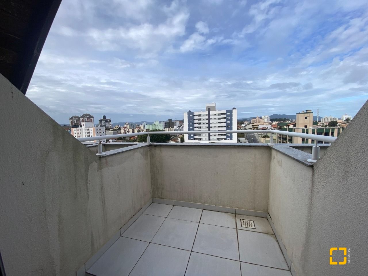 Cobertura com 99m², 6 quartos (sendo 3 suítes), 2 garagens, no bairro Capoeiras em Florianópolis