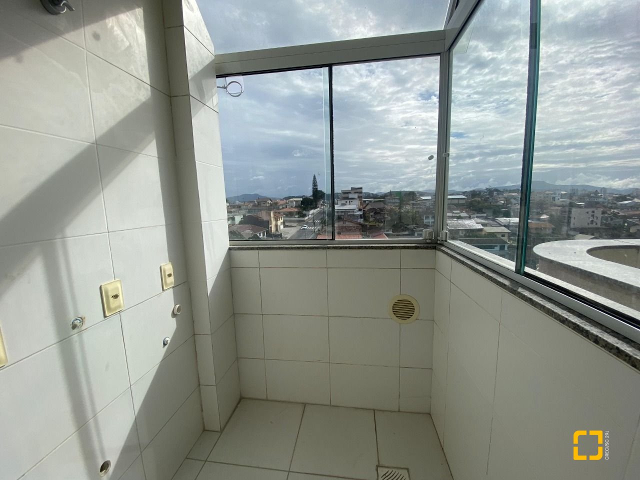 Cobertura com 97m², 6 quartos (sendo 3 suítes), 2 garagens, no bairro Capoeiras em Florianópolis