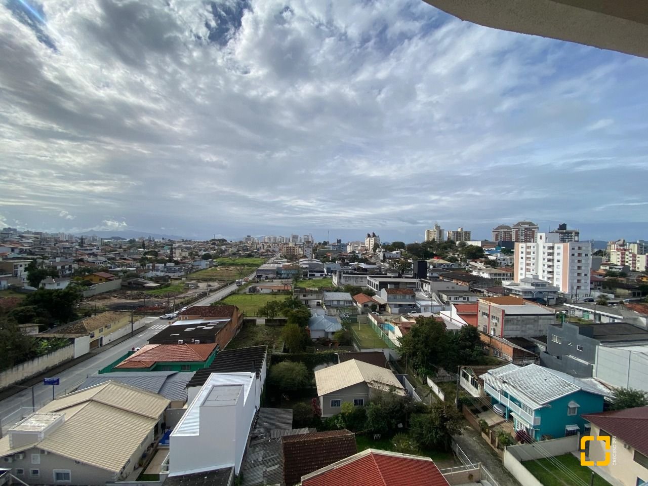 Cobertura com 97m², 6 quartos (sendo 3 suítes), 2 garagens, no bairro Capoeiras em Florianópolis