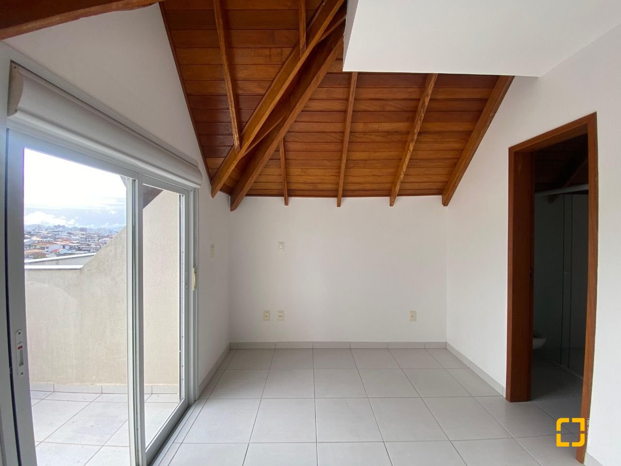 Cobertura com 97m², 6 quartos (sendo 3 suítes), 2 garagens, no bairro Capoeiras em Florianópolis