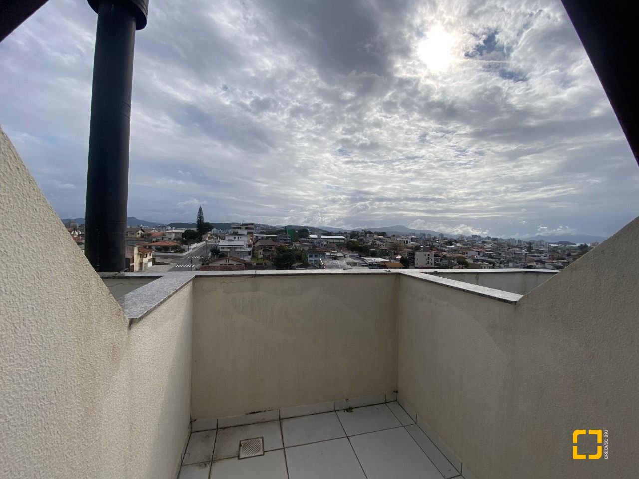 Cobertura com 97m², 6 quartos (sendo 3 suítes), 2 garagens, no bairro Capoeiras em Florianópolis