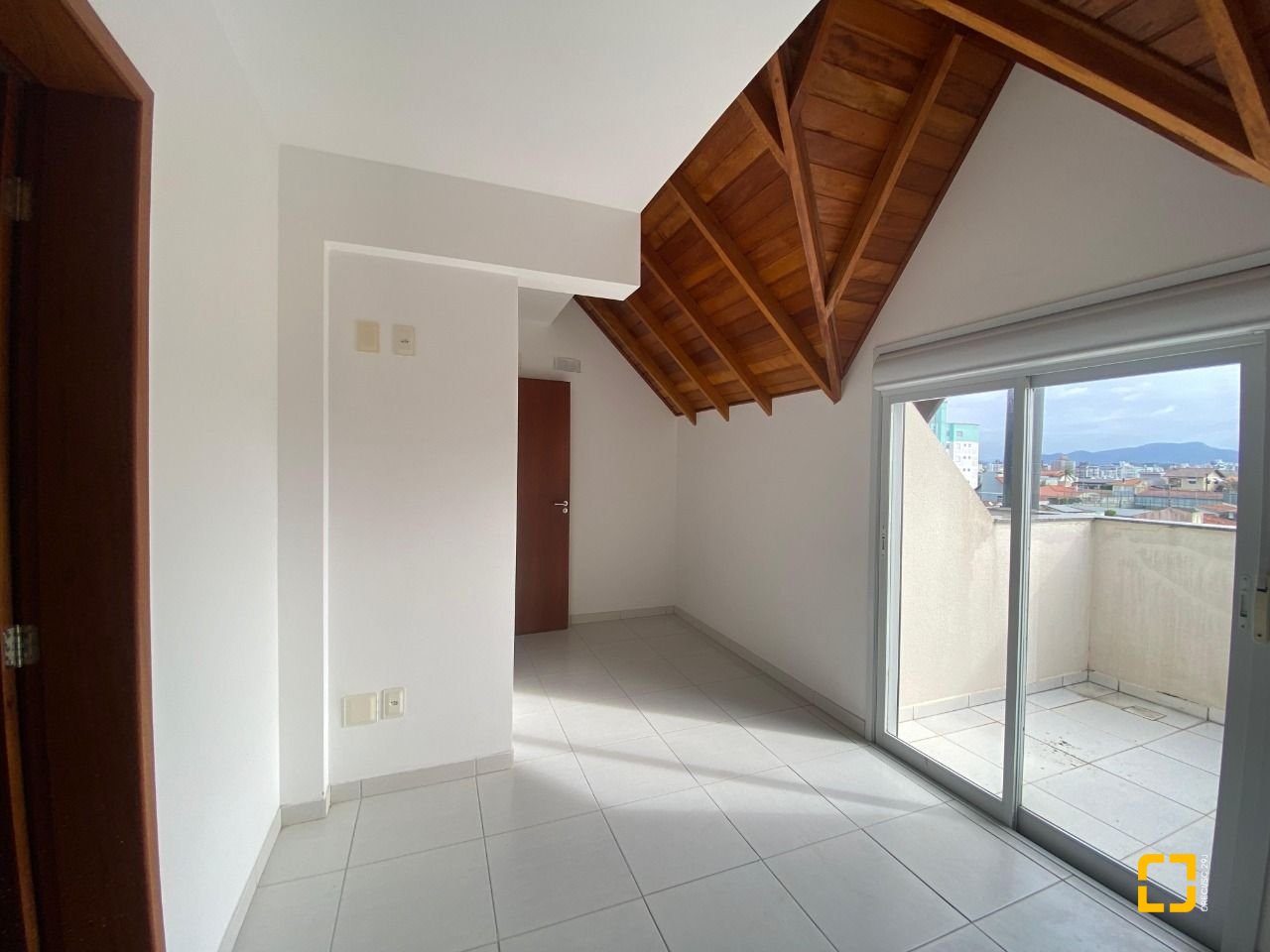 Cobertura com 97m², 6 quartos (sendo 3 suítes), 2 garagens, no bairro Capoeiras em Florianópolis