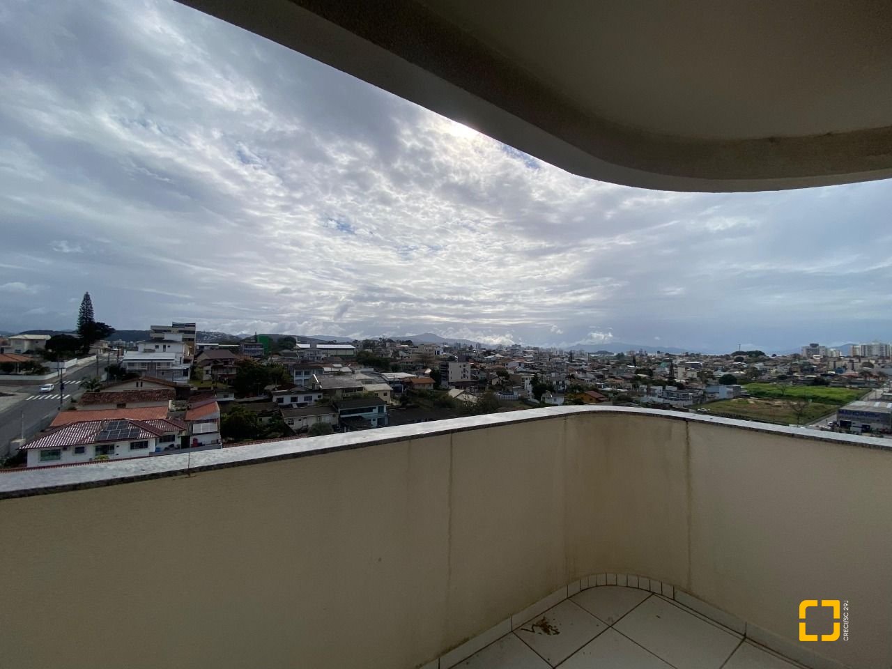 Cobertura com 97m², 6 quartos (sendo 3 suítes), 2 garagens, no bairro Capoeiras em Florianópolis