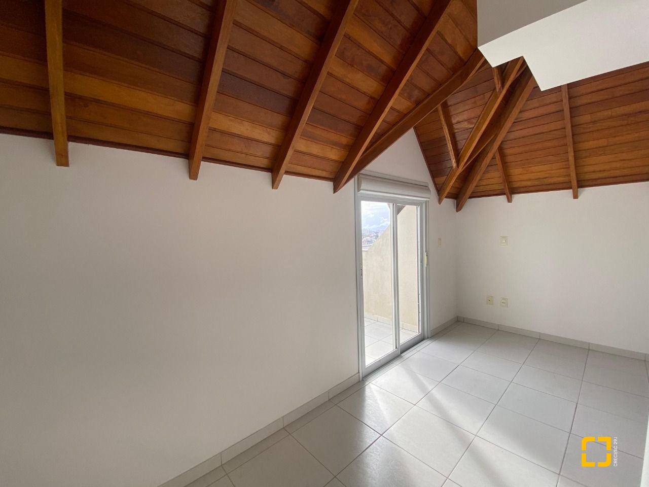 Cobertura com 97m², 6 quartos (sendo 3 suítes), 2 garagens, no bairro Capoeiras em Florianópolis