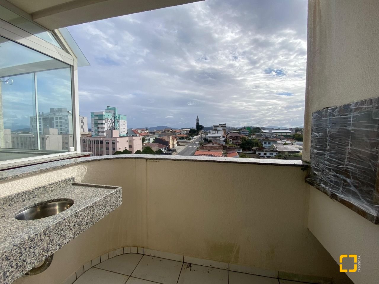 Cobertura com 97m², 6 quartos (sendo 3 suítes), 2 garagens, no bairro Capoeiras em Florianópolis