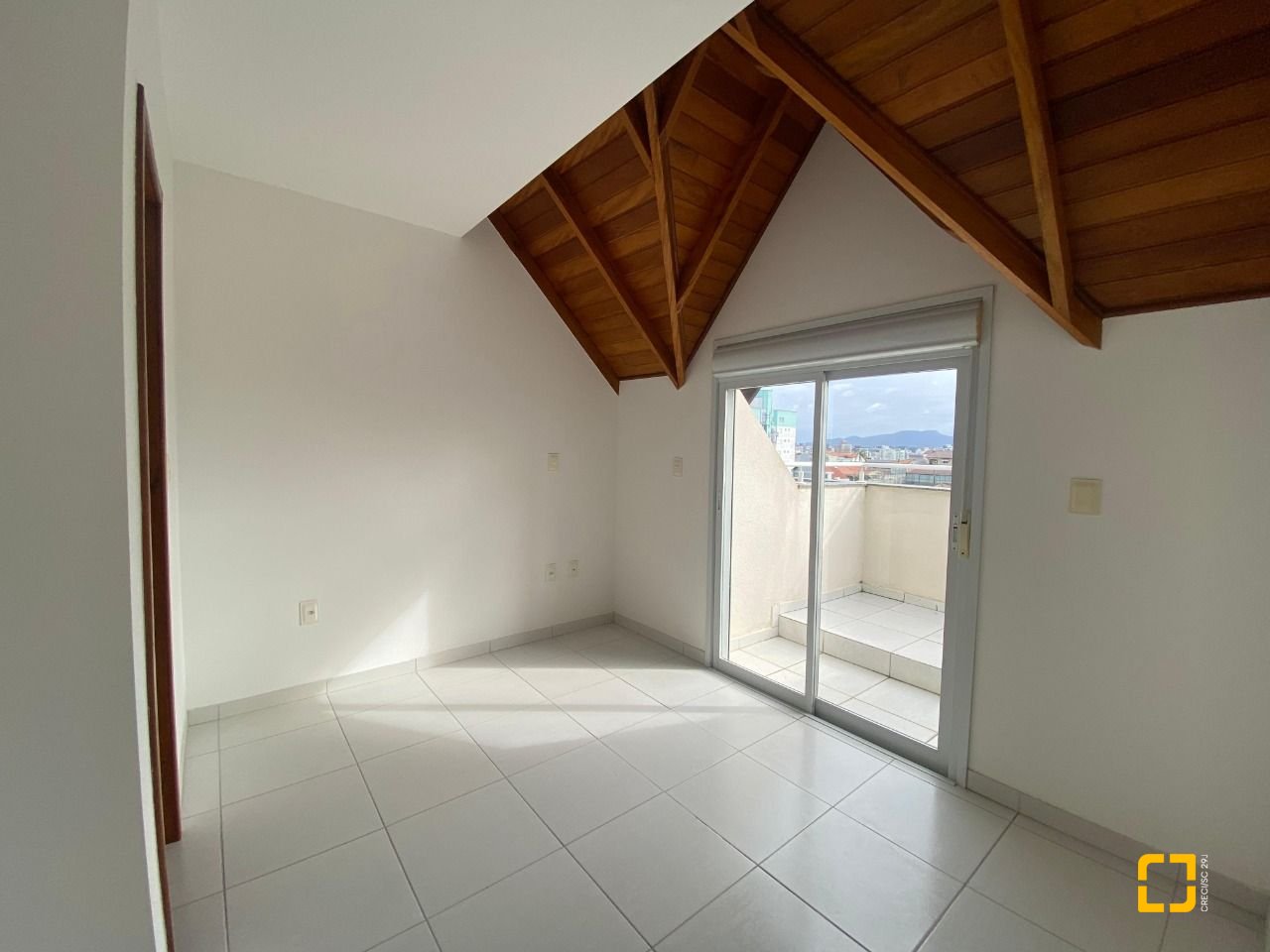 Cobertura com 97m², 6 quartos (sendo 3 suítes), 2 garagens, no bairro Capoeiras em Florianópolis