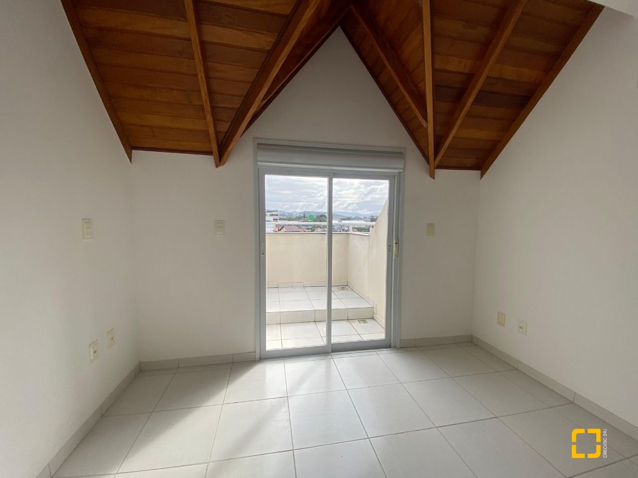 Cobertura com 97m², 6 quartos (sendo 3 suítes), 2 garagens, no bairro Capoeiras em Florianópolis