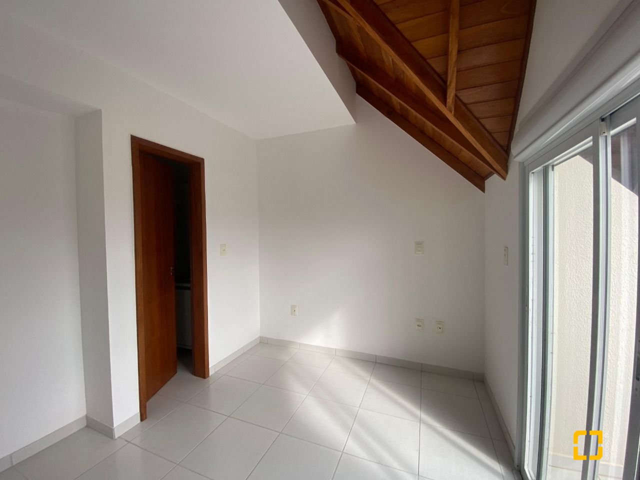 Cobertura com 97m², 6 quartos (sendo 3 suítes), 2 garagens, no bairro Capoeiras em Florianópolis