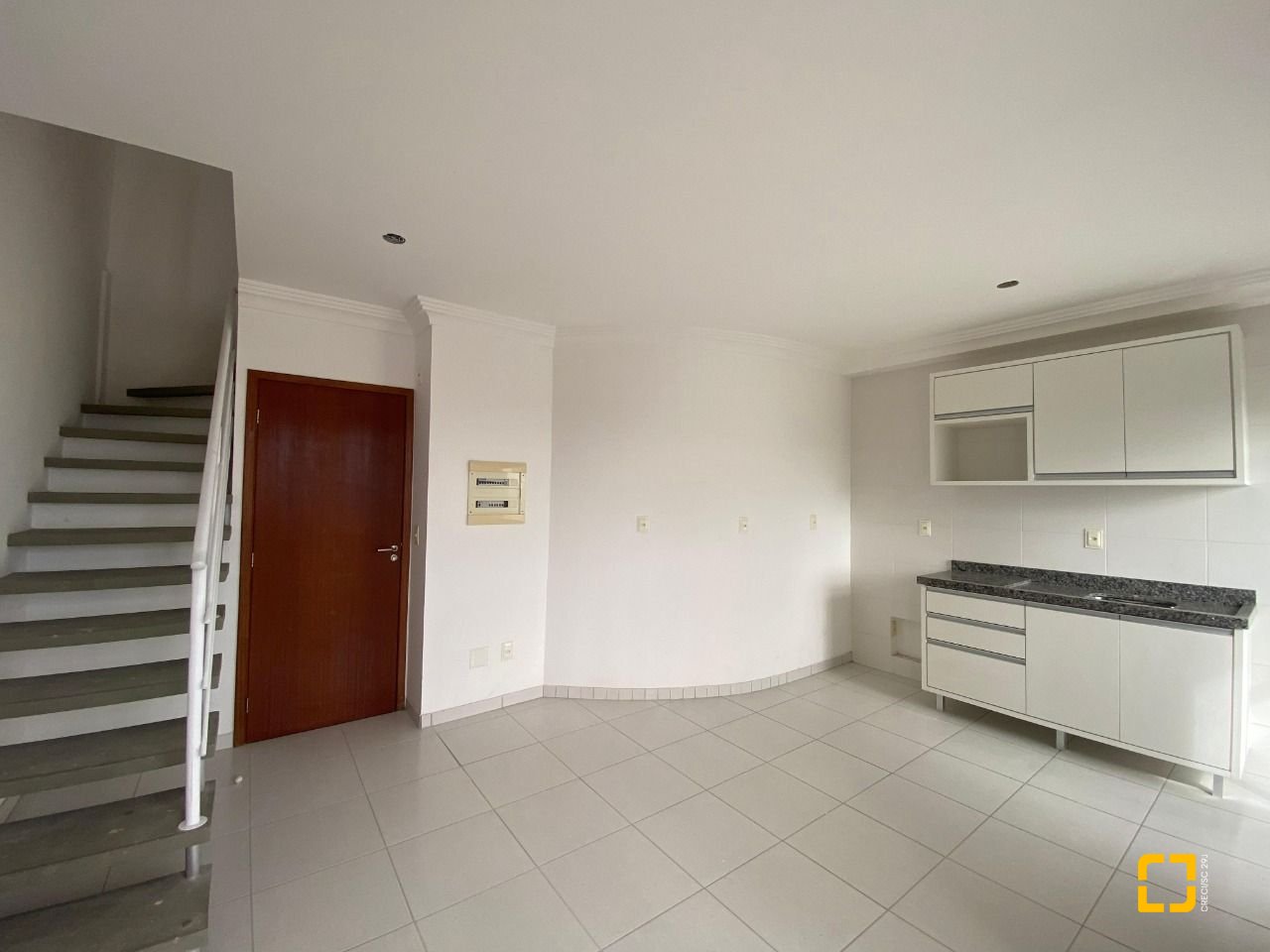 Cobertura com 97m², 6 quartos (sendo 3 suítes), 2 garagens, no bairro Capoeiras em Florianópolis