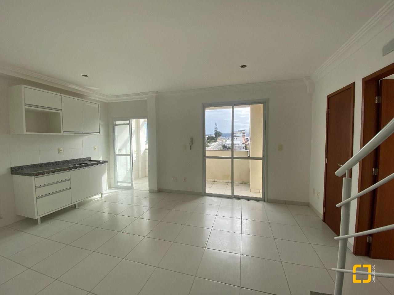 Cobertura com 97m², 6 quartos (sendo 3 suítes), 2 garagens, no bairro Capoeiras em Florianópolis
