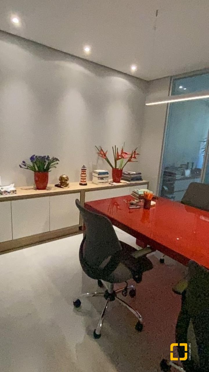 Sala com 51m², no bairro Saco Grande em Florianópolis