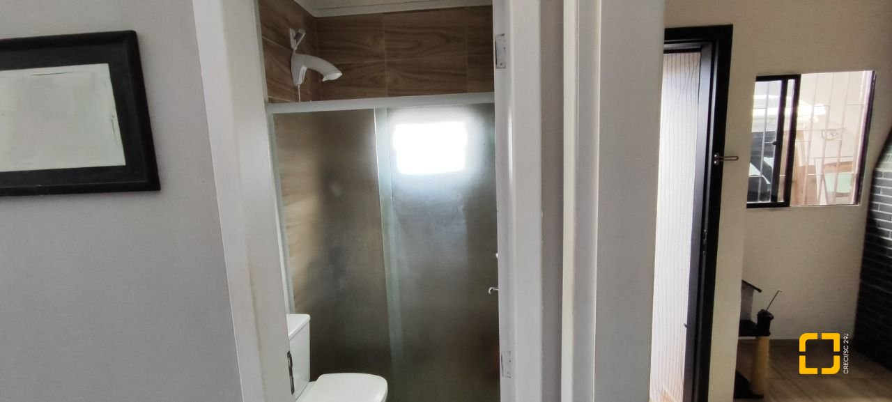 Casa com 311m², 4 quartos (sendo 1 suíte), 3 garagens, no bairro Serraria em São José