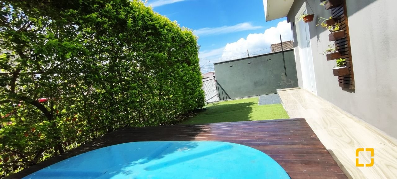 Casa com 311m², 4 quartos (sendo 1 suíte), 3 garagens, no bairro Serraria em São José