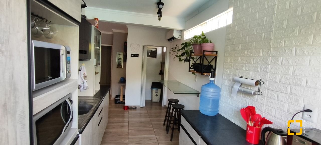 Casa com 311m², 4 quartos (sendo 1 suíte), 3 garagens, no bairro Serraria em São José
