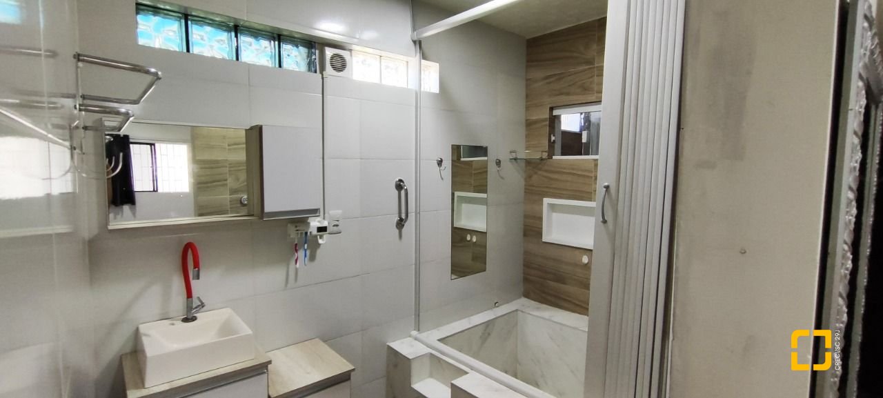 Casa com 311m², 4 quartos (sendo 1 suíte), 3 garagens, no bairro Serraria em São José