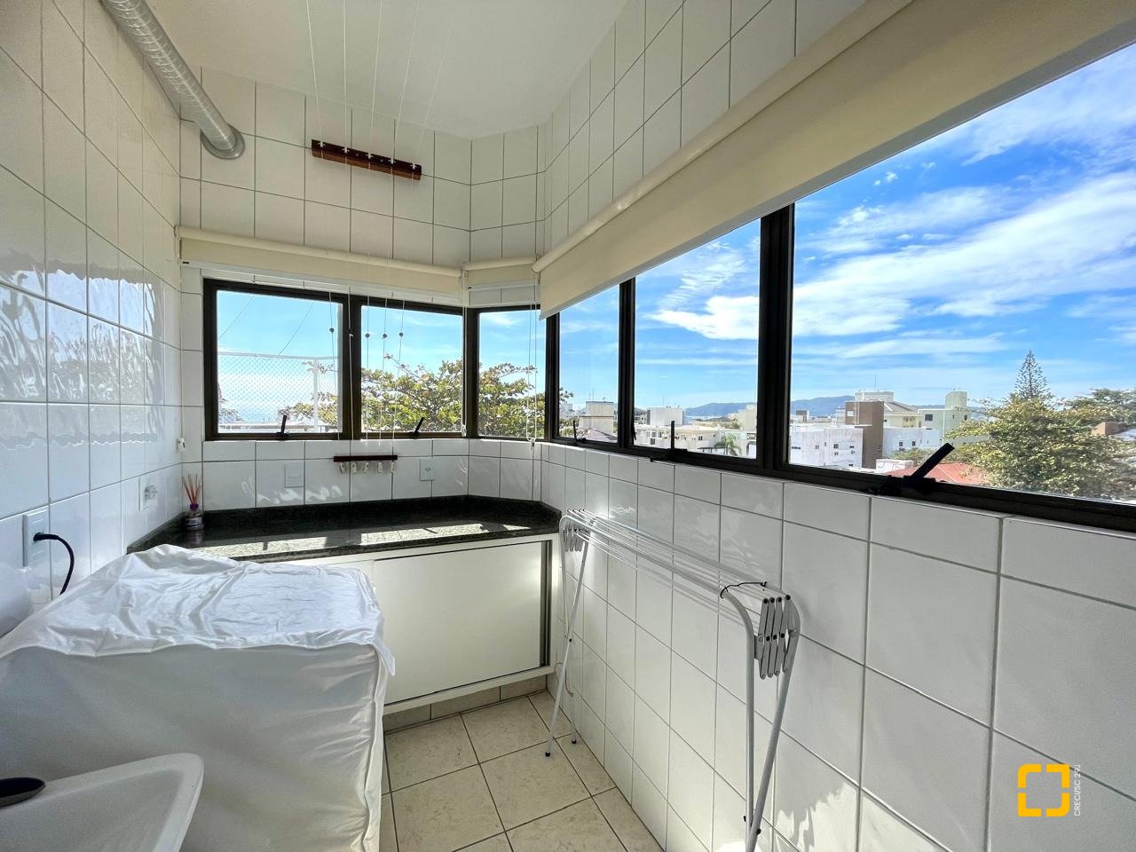 Cobertura com 229m², 3 quartos (sendo 3 suítes), 2 garagens, no bairro Canasvieiras em Florianópolis