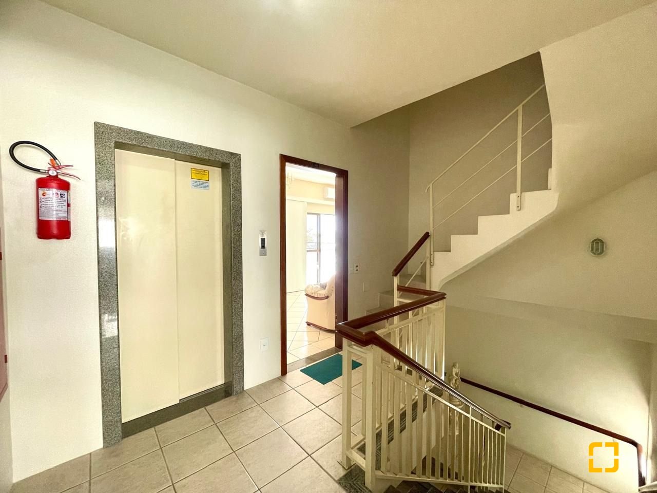 Cobertura com 229m², 3 quartos (sendo 3 suítes), 2 garagens, no bairro Canasvieiras em Florianópolis