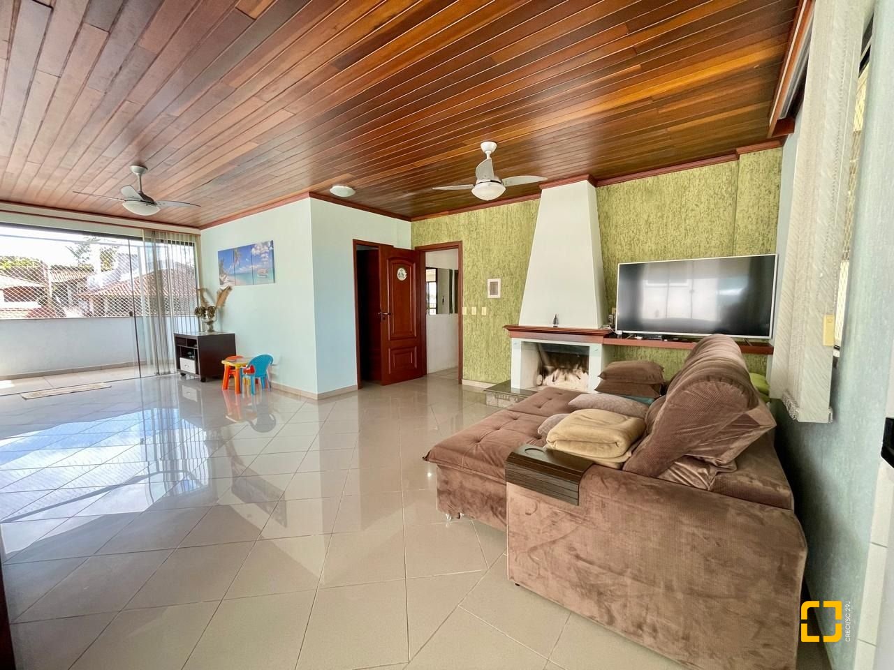 Cobertura com 229m², 3 quartos (sendo 3 suítes), 2 garagens, no bairro Canasvieiras em Florianópolis