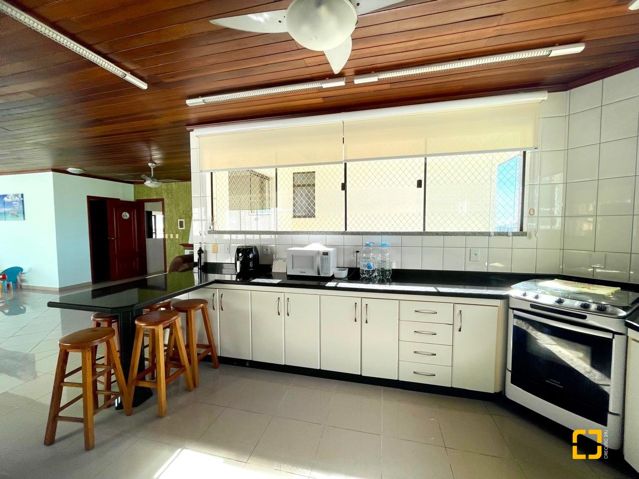 Cobertura com 229m², 3 quartos (sendo 3 suítes), 2 garagens, no bairro Canasvieiras em Florianópolis