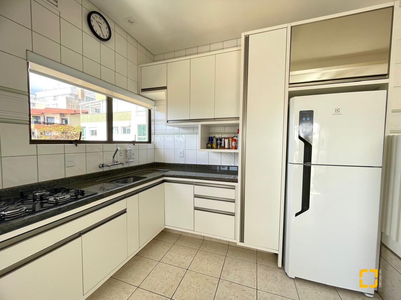 Cobertura com 229m², 3 quartos (sendo 3 suítes), 2 garagens, no bairro Canasvieiras em Florianópolis