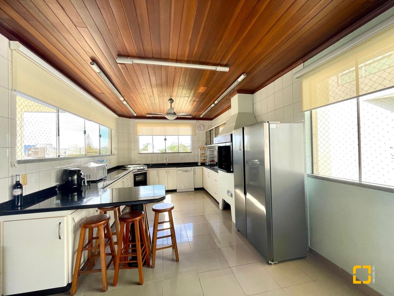 Cobertura com 229m², 3 quartos (sendo 3 suítes), 2 garagens, no bairro Canasvieiras em Florianópolis