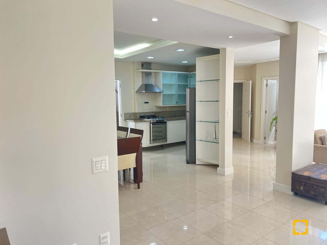 Apartamento com 193m², 4 quartos (sendo 1 suíte), 2 garagens, no bairro Centro em Florianópolis