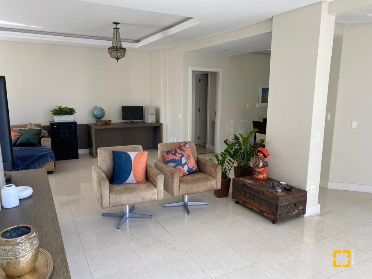 Apartamento com 193m², 4 quartos (sendo 1 suíte), 2 garagens, no bairro Centro em Florianópolis