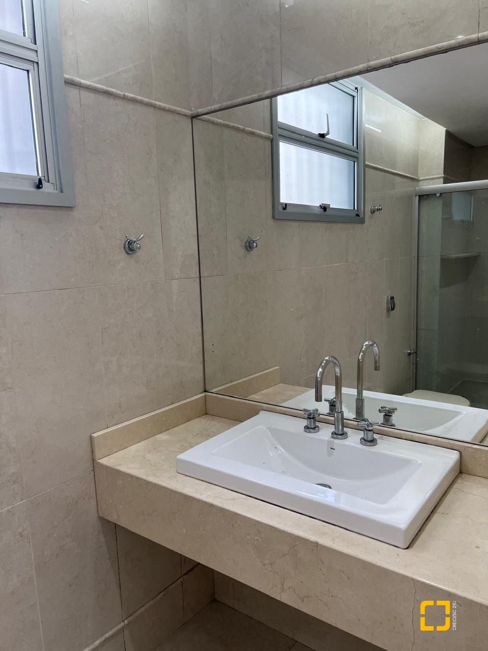 Apartamento com 193m², 4 quartos (sendo 1 suíte), 2 garagens, no bairro Centro em Florianópolis