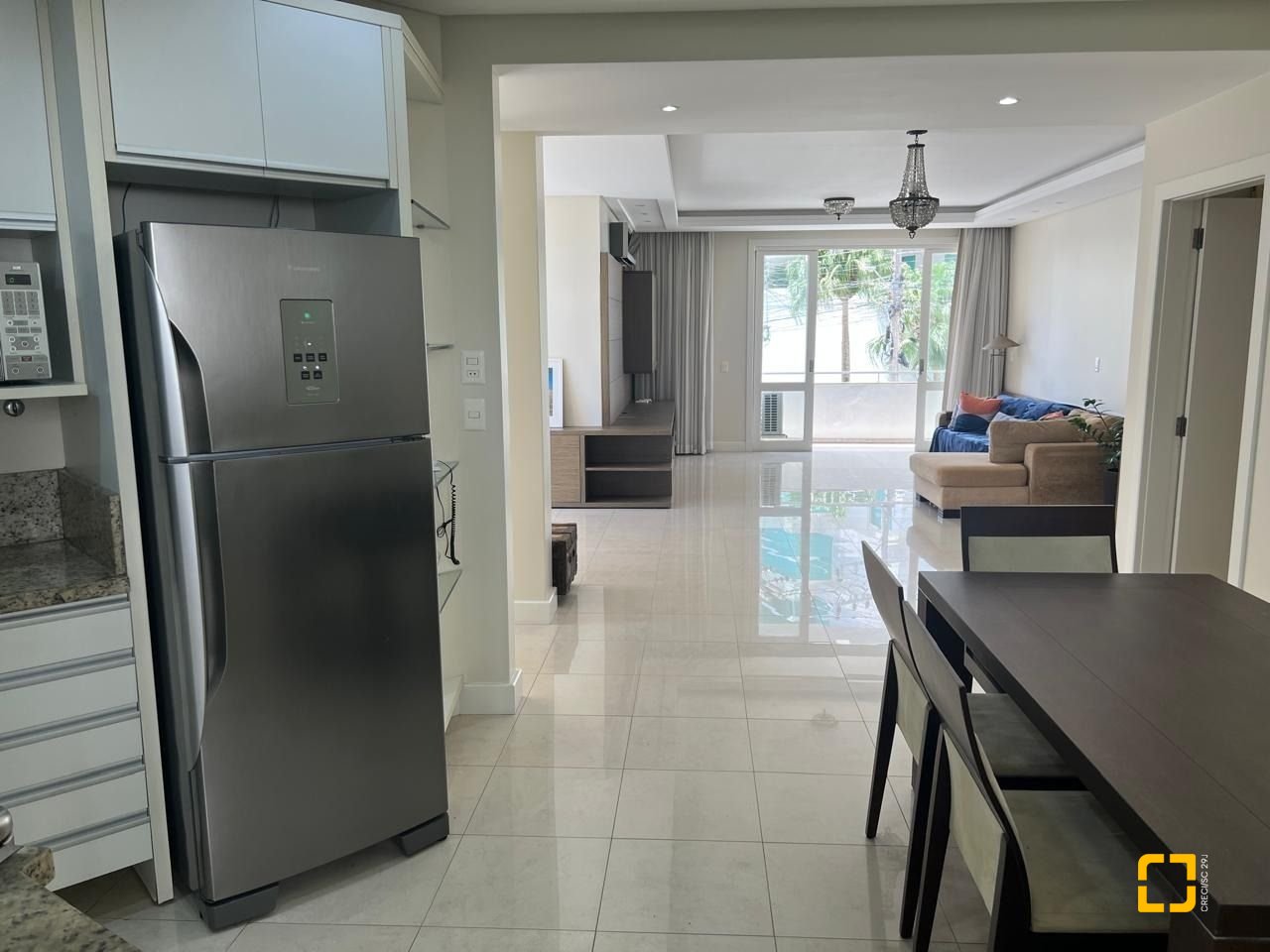 Apartamento com 193m², 4 quartos (sendo 1 suíte), 2 garagens, no bairro Centro em Florianópolis