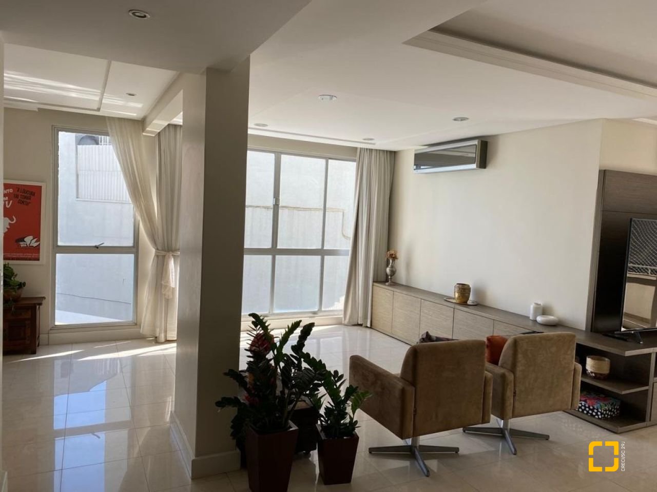 Apartamento com 193m², 4 quartos (sendo 1 suíte), 2 garagens, no bairro Centro em Florianópolis