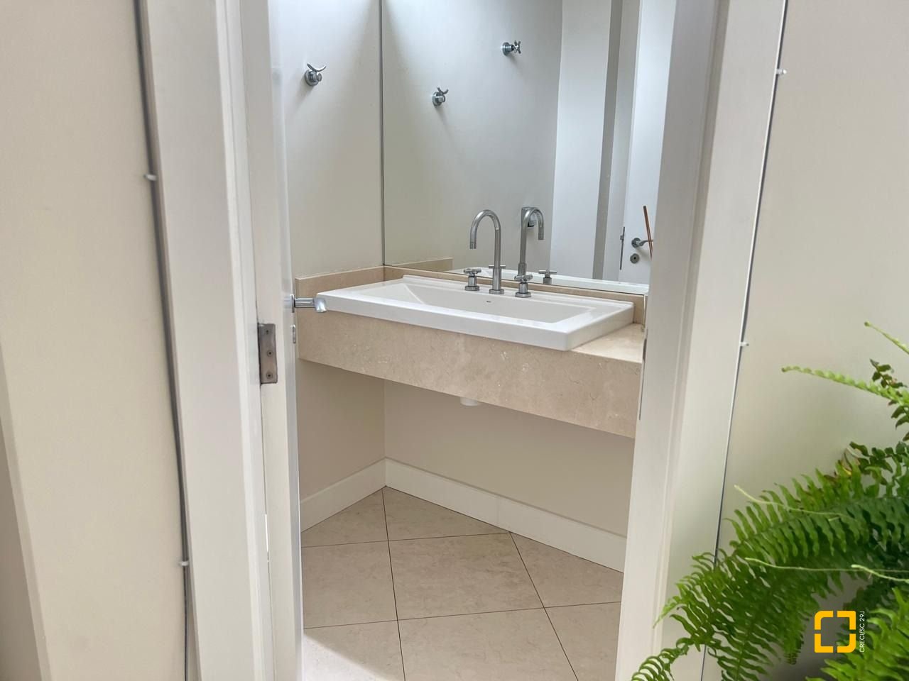 Apartamento com 193m², 4 quartos (sendo 1 suíte), 2 garagens, no bairro Centro em Florianópolis