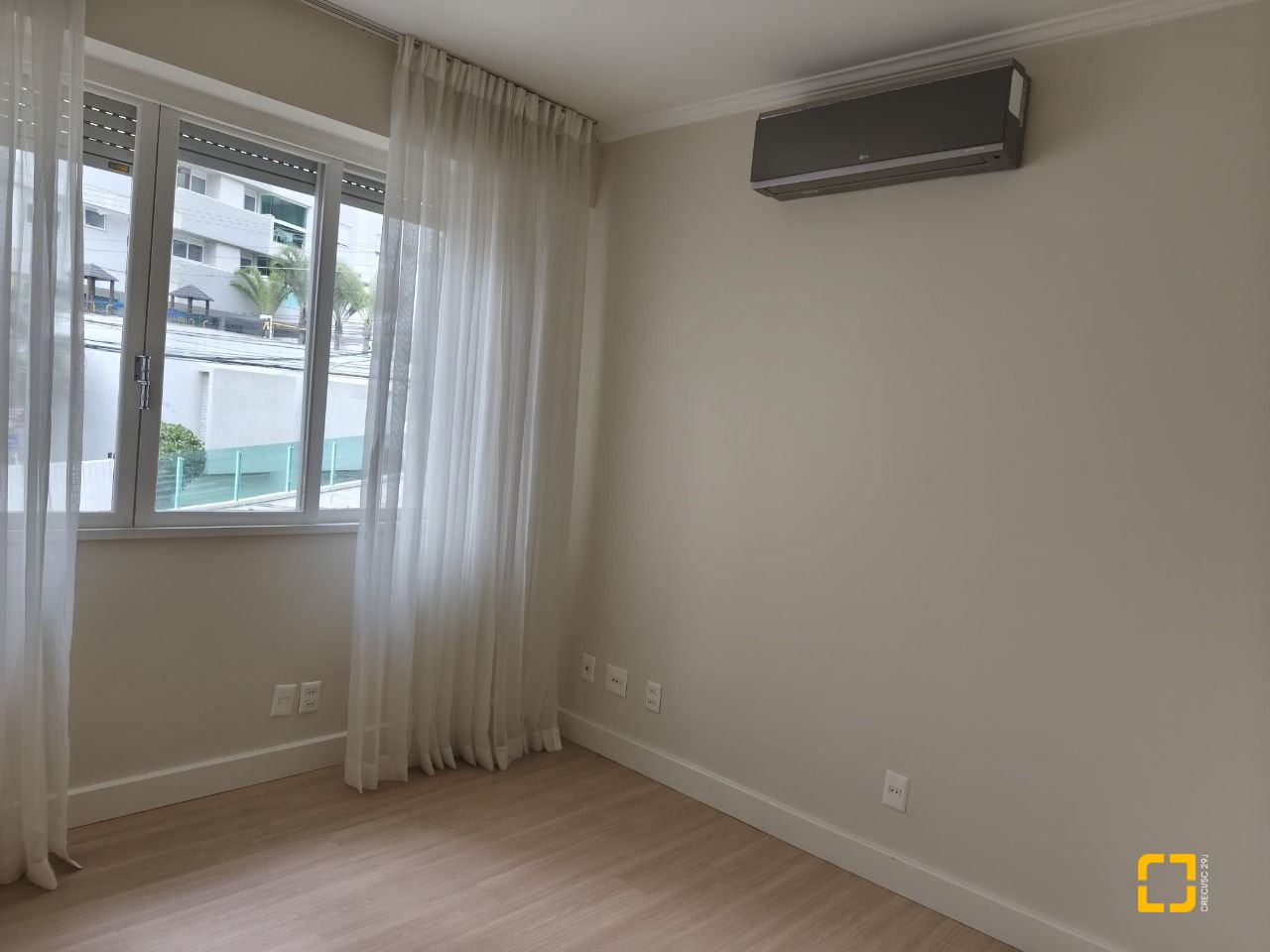 Apartamento com 193m², 4 quartos (sendo 1 suíte), 2 garagens, no bairro Centro em Florianópolis