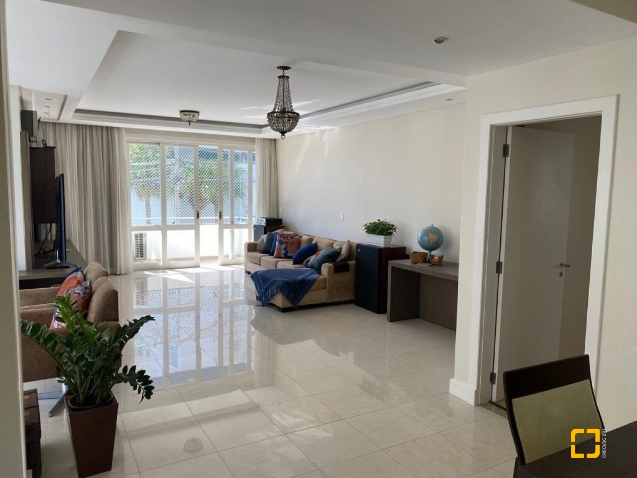 Apartamento com 193m², 4 quartos (sendo 1 suíte), 2 garagens, no bairro Centro em Florianópolis