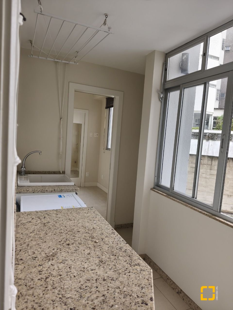 Apartamento com 193m², 4 quartos (sendo 1 suíte), 2 garagens, no bairro Centro em Florianópolis