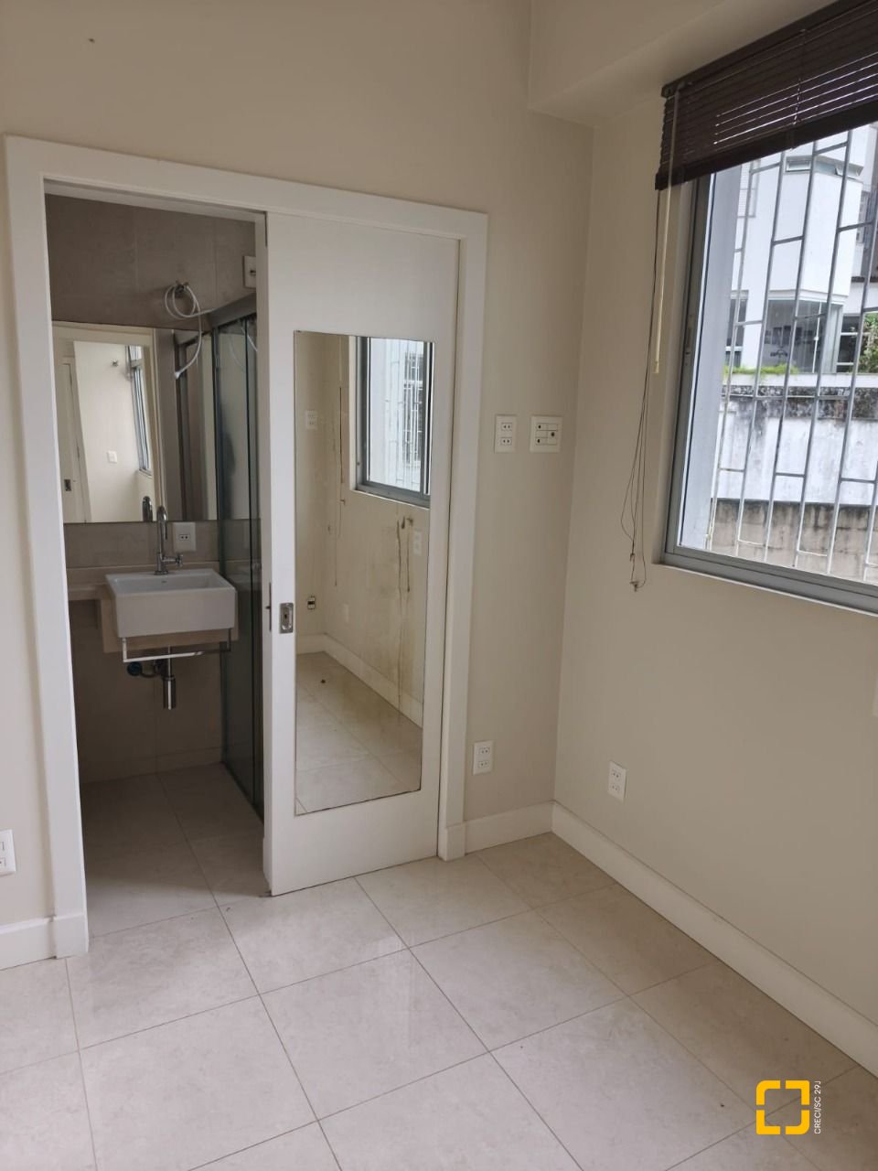 Apartamento com 193m², 4 quartos (sendo 1 suíte), 2 garagens, no bairro Centro em Florianópolis