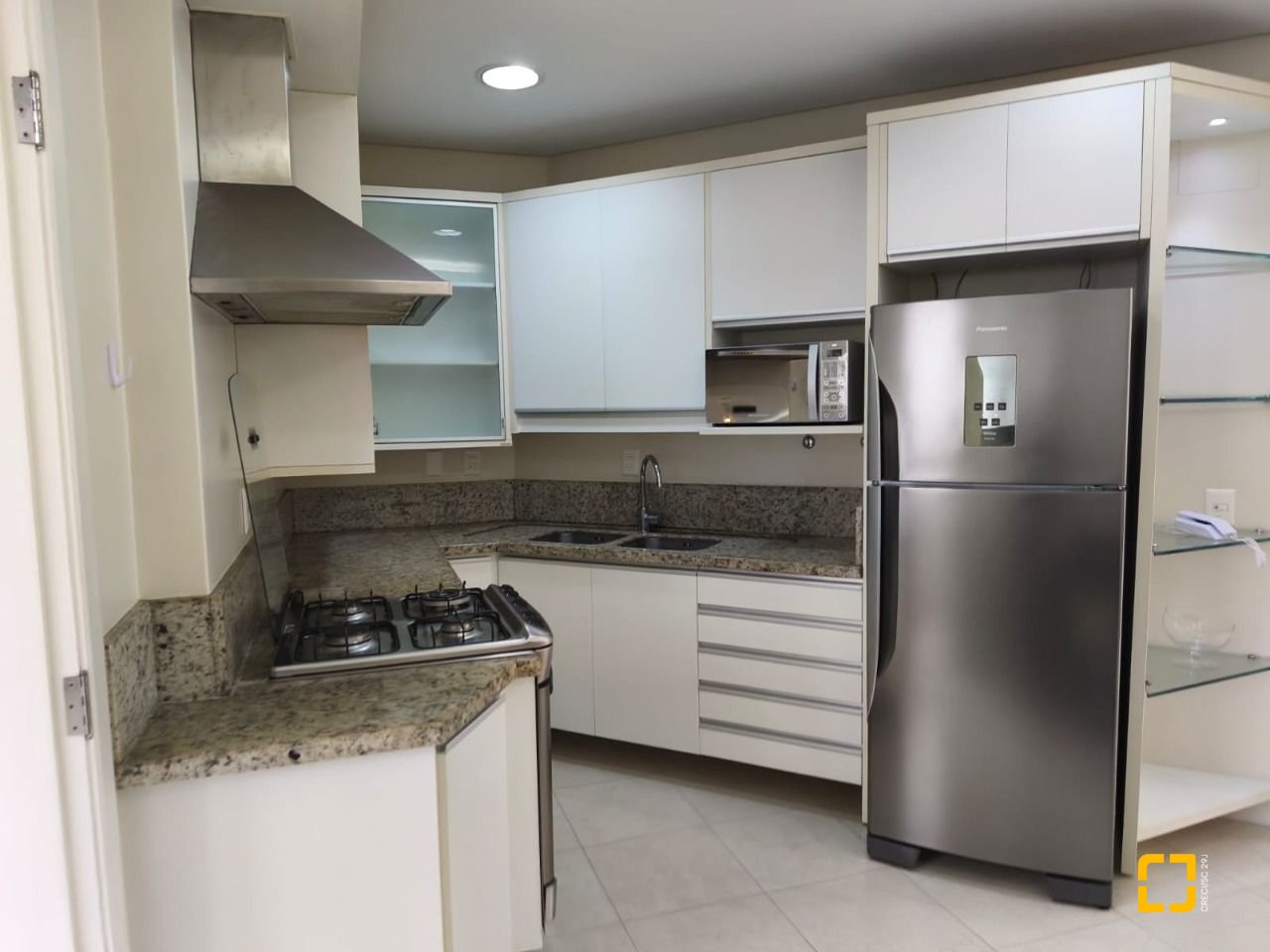 Apartamento com 193m², 4 quartos (sendo 1 suíte), 2 garagens, no bairro Centro em Florianópolis