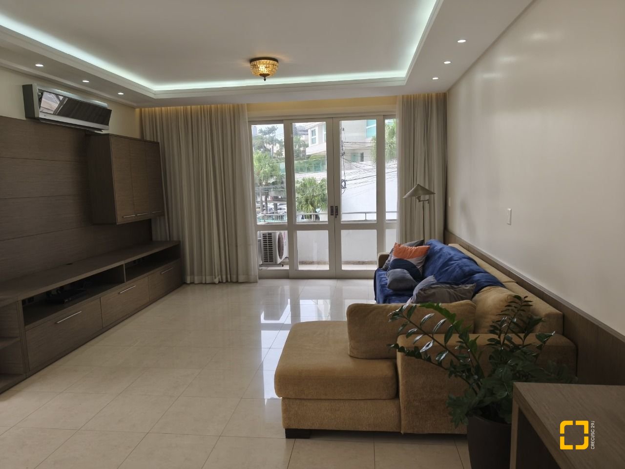 Apartamento com 193m², 4 quartos (sendo 1 suíte), 2 garagens, no bairro Centro em Florianópolis