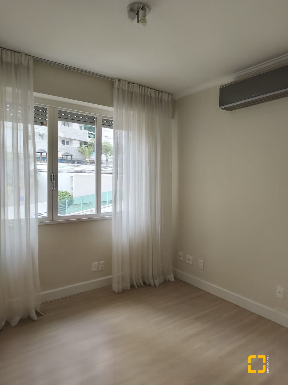 Apartamento com 193m², 4 quartos (sendo 1 suíte), 2 garagens, no bairro Centro em Florianópolis