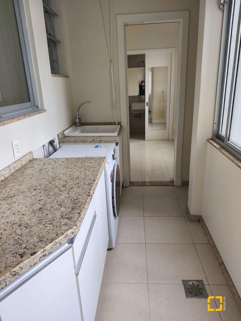 Apartamento com 193m², 4 quartos (sendo 1 suíte), 2 garagens, no bairro Centro em Florianópolis