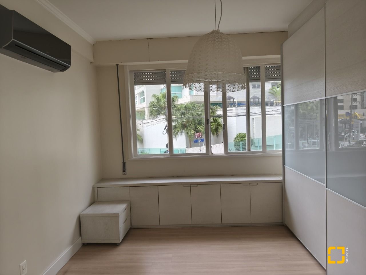 Apartamento com 193m², 4 quartos (sendo 1 suíte), 2 garagens, no bairro Centro em Florianópolis