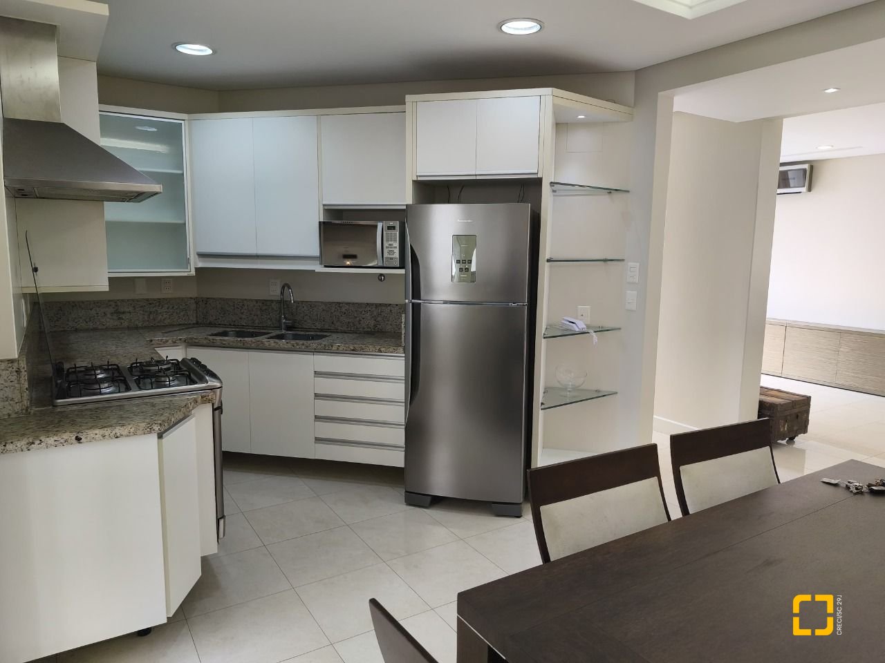 Apartamento com 193m², 4 quartos (sendo 1 suíte), 2 garagens, no bairro Centro em Florianópolis