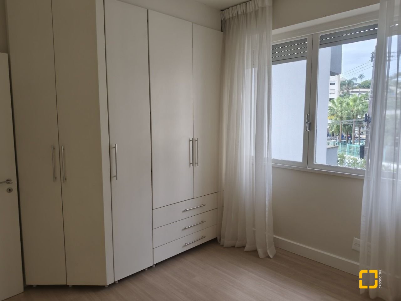 Apartamento com 193m², 4 quartos (sendo 1 suíte), 2 garagens, no bairro Centro em Florianópolis