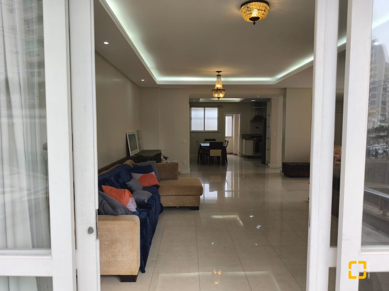 Apartamento com 193m², 4 quartos (sendo 1 suíte), 2 garagens, no bairro Centro em Florianópolis