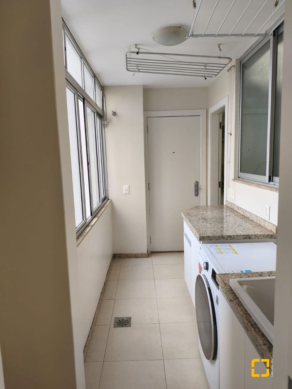 Apartamento com 193m², 4 quartos (sendo 1 suíte), 2 garagens, no bairro Centro em Florianópolis