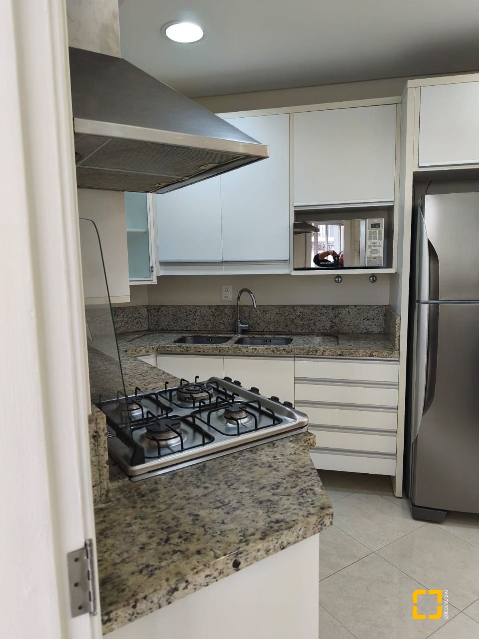 Apartamento com 193m², 4 quartos (sendo 1 suíte), 2 garagens, no bairro Centro em Florianópolis