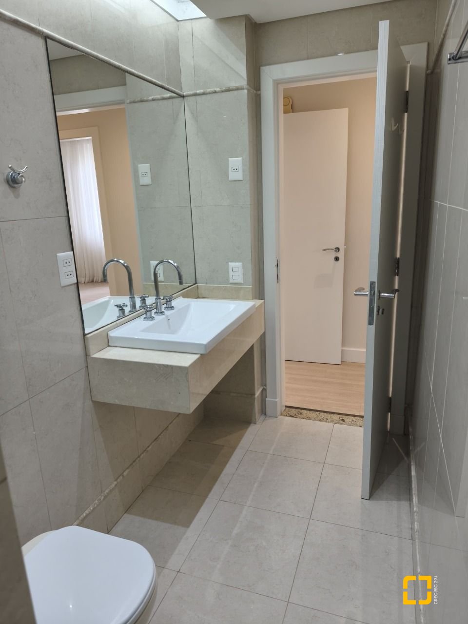 Apartamento com 193m², 4 quartos (sendo 1 suíte), 2 garagens, no bairro Centro em Florianópolis