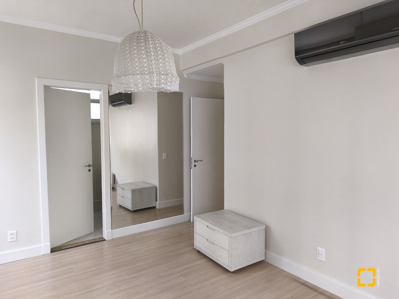 Apartamento com 193m², 4 quartos (sendo 1 suíte), 2 garagens, no bairro Centro em Florianópolis