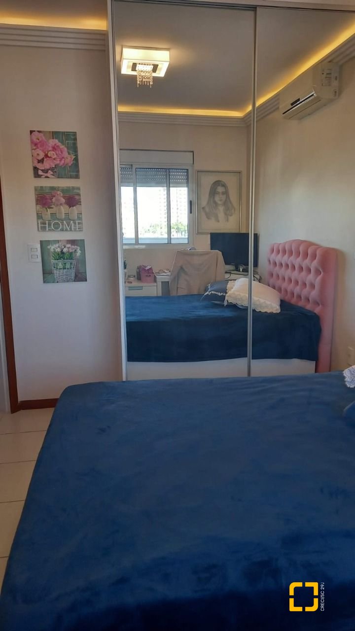 Apartamento com 133m², 6 quartos (sendo 2 suítes), 2 garagens, no bairro Estreito em Florianópolis