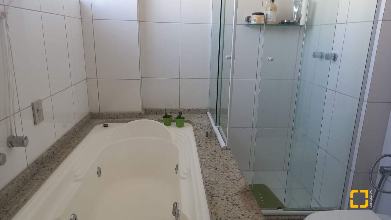 Apartamento com 133m², 6 quartos (sendo 2 suítes), 2 garagens, no bairro Estreito em Florianópolis